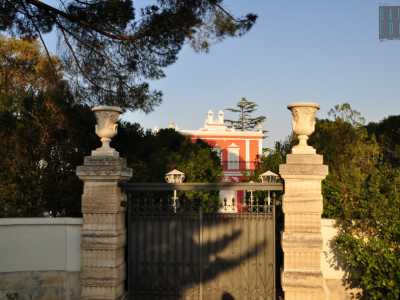 Quella a sinistra invece � la pi� grande costruzione del borgo: realizzata in stile liberty, reca la scritta "Regia domus" sulla cima della facciata ed � stata recentemente trasformata in un'elegante sala ricevimenti